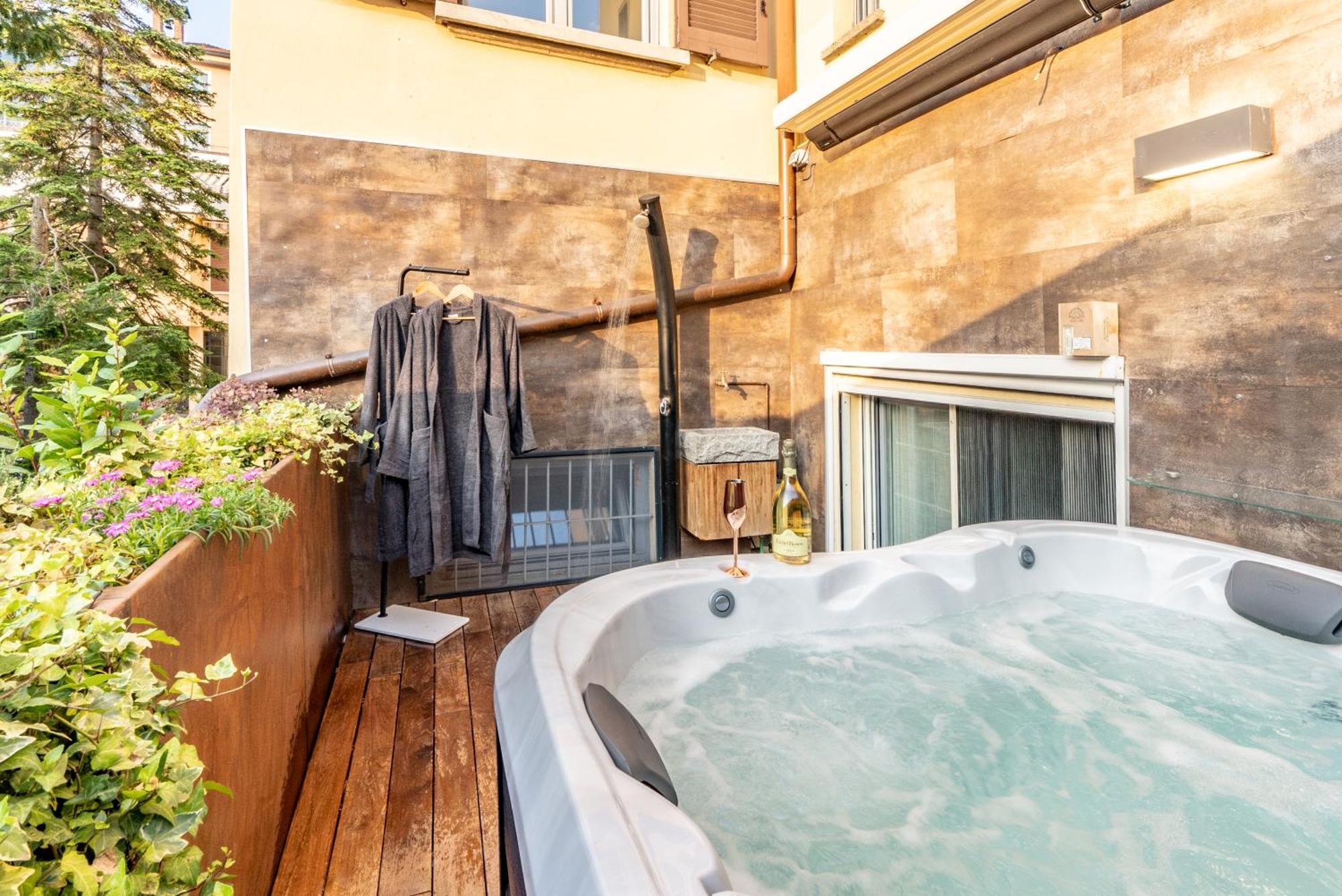 Luxe & Central Haven - Jacuzzi, Sauna, Steam, Private Parking Como Ngoại thất bức ảnh